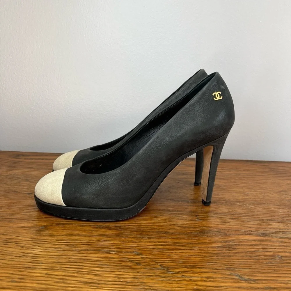 CHANEL Size 38 • Dark Green Suede Platform Pumps Heels EUC.